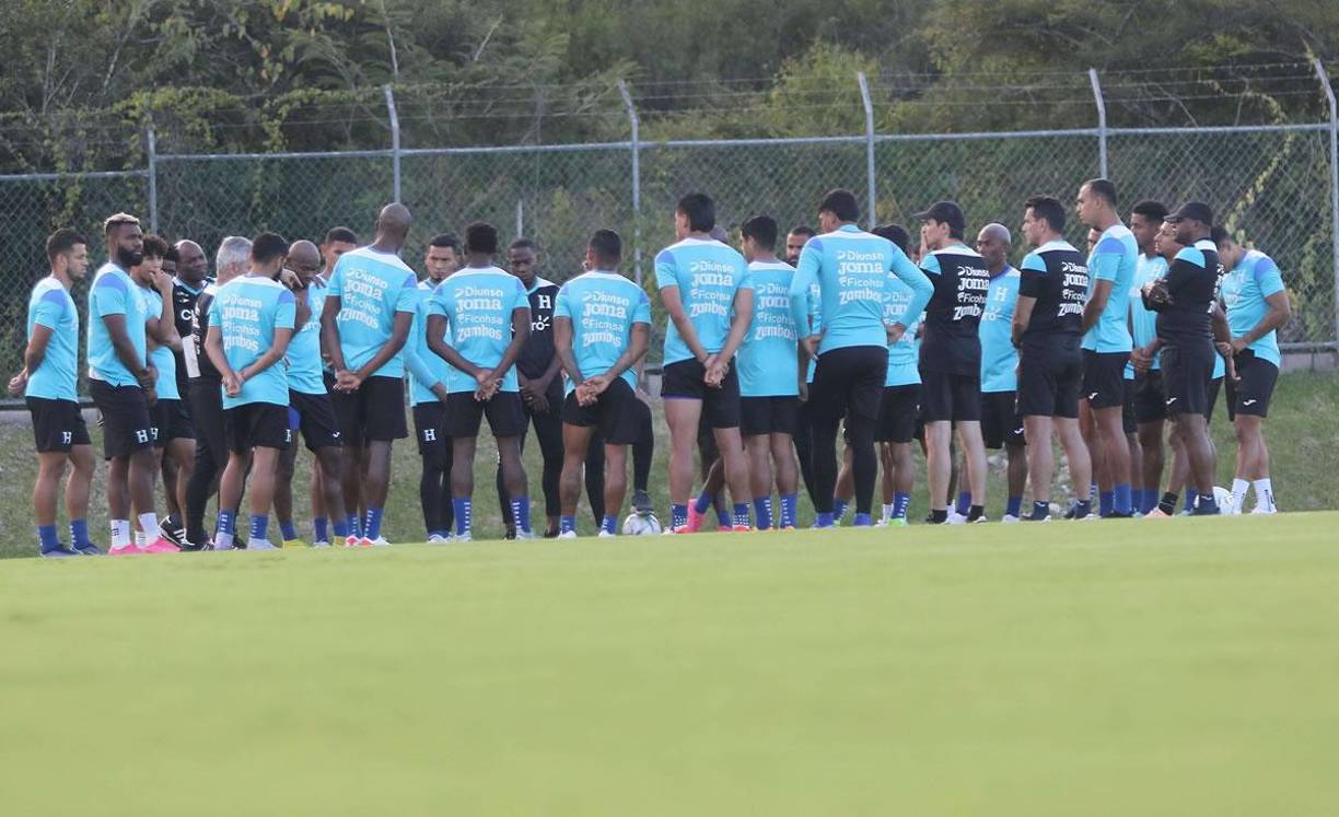 Reinaldo Rueda le dio una charla a los seleccionaos hondureños antes del entrenamiento.