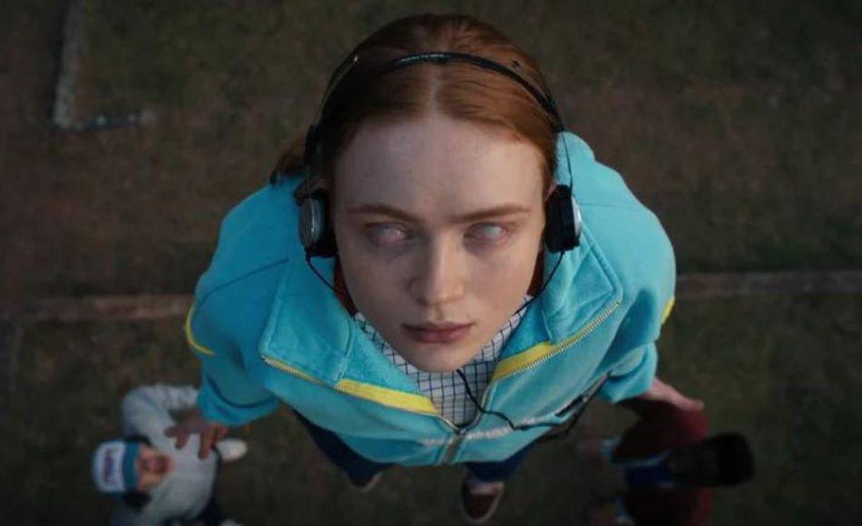 La muerte de Max es desgarradoramente injusto. Momentos antes, Max y Lucas se reconciliaron y planearon una cita para una película que ahora nunca sucederá. Max dice que no puede ver ni sentir nada, y la cámara permanece en ella hasta que toma lo que creemos que es su último aliento, pero mientras Lucas llora sobre el cuerpo de Max, aparece El.