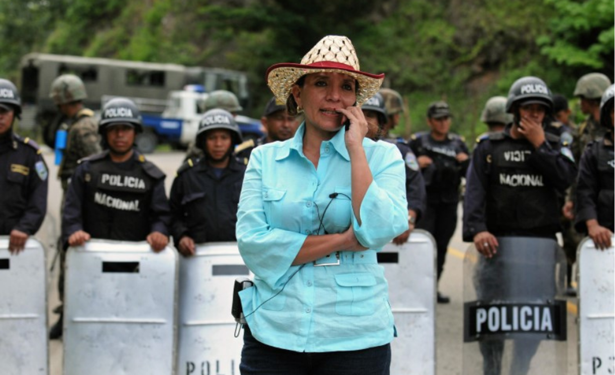 Tras el golpe de estado de 2009, se lanzó a las calles a exigir el retorno de su esposo al país. 