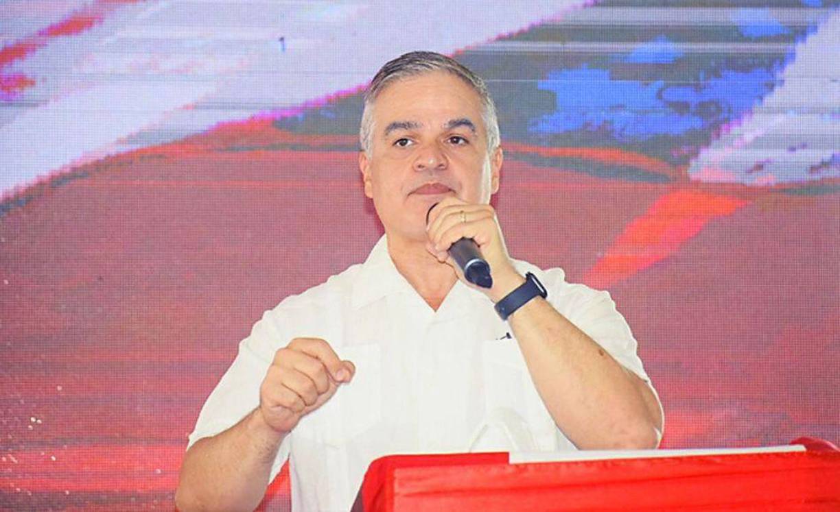 Yani Rosenthal, presidente del Consejo Central Ejecutivo del Partido Liberal, juramentó tanto a Nasralla como a Cálix y, además, a un gran número de exdiputados del Partido Libre que fueron expulsados por no seguir la línea oficialista.