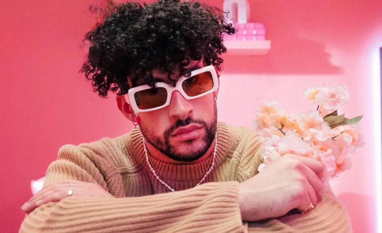 Siguiendo su filosofía de “hacer lo que le da la gana”, Bad Bunny hace uso del sitial en el que se encuentra para seleccionar cómo se viste para un espectáculo, para una gala o para una sesión de fotos.