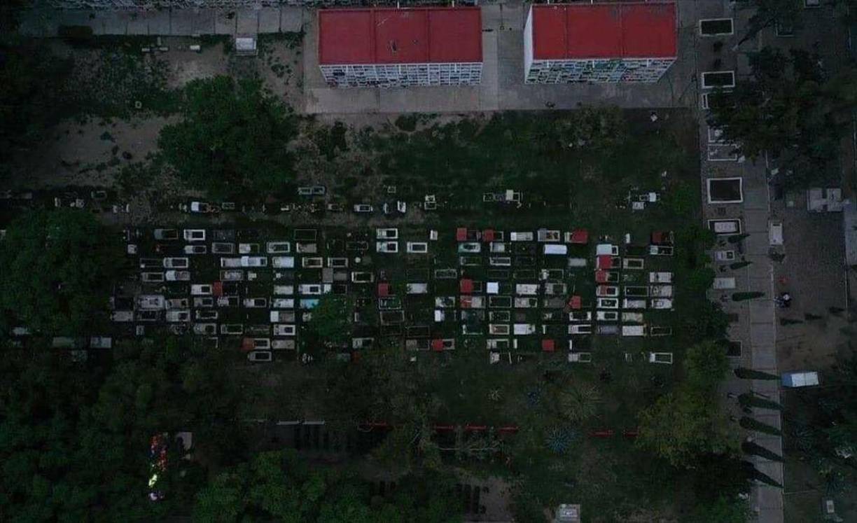 Toma aérea del cine entre muertos.