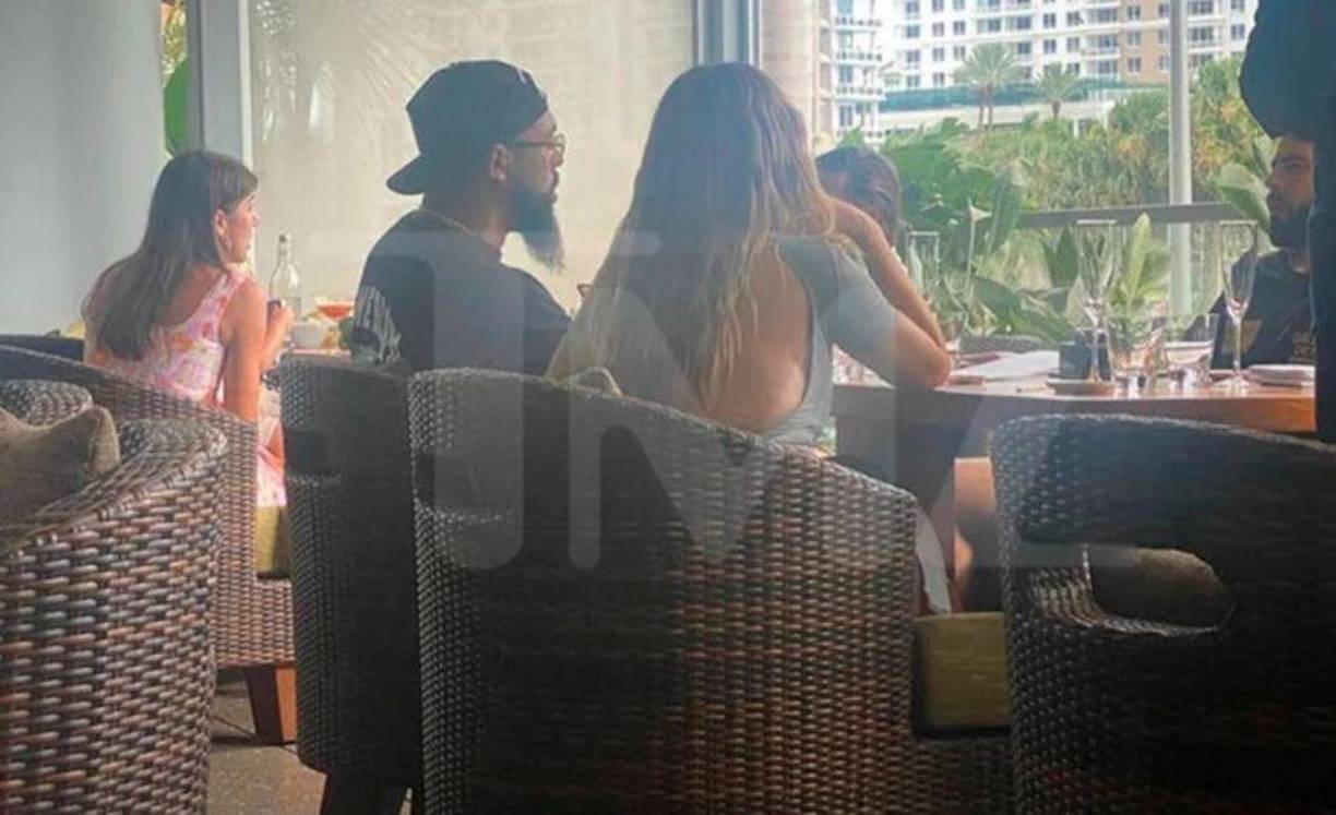 “Testigos oculares nos dicen que estuvieron allí durante unos 45 minutos y que no había signos evidentes de gestos de afecto en público entre ellos. Sin embargo, nuestras fuentes dicen que Larsa parecía estar tratando de mantener un perfil bajo y se puso un poco asustadiza cuando se dio cuenta de que la gente la había visto o estaba tomando fotos”, publicó TMZ.