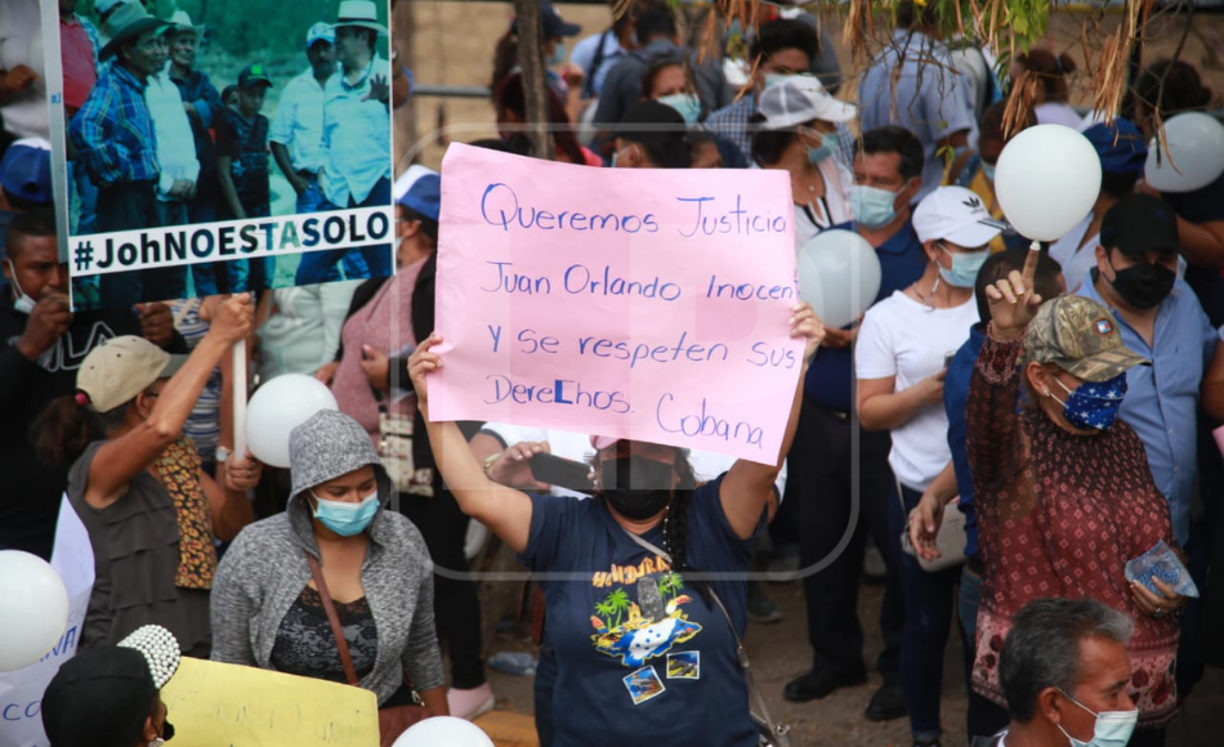 “Juan Orlando inocente”, dicen los manifestantes.