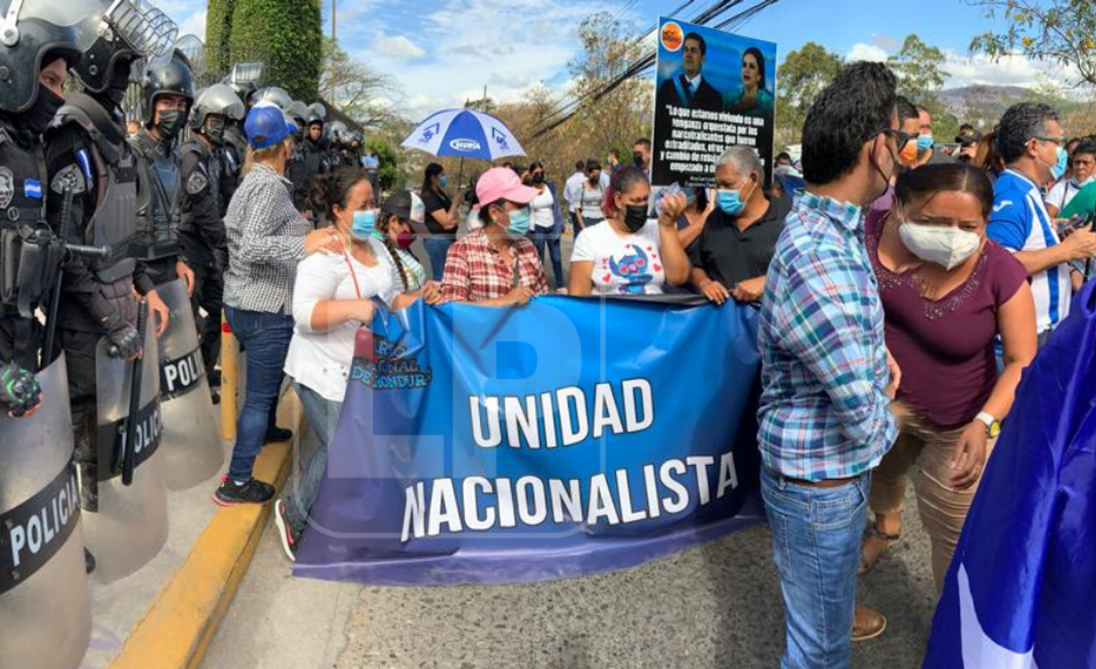 Los ciudadanos se identificaron como “Unidad Nacionalista”.