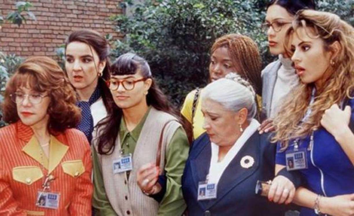 Un día como hoy, hace 23 años se estrenó por primera vez una de las series latinas más exitosas de la historia, aquí le mostramos los actores de este elenco que han fallecido. 