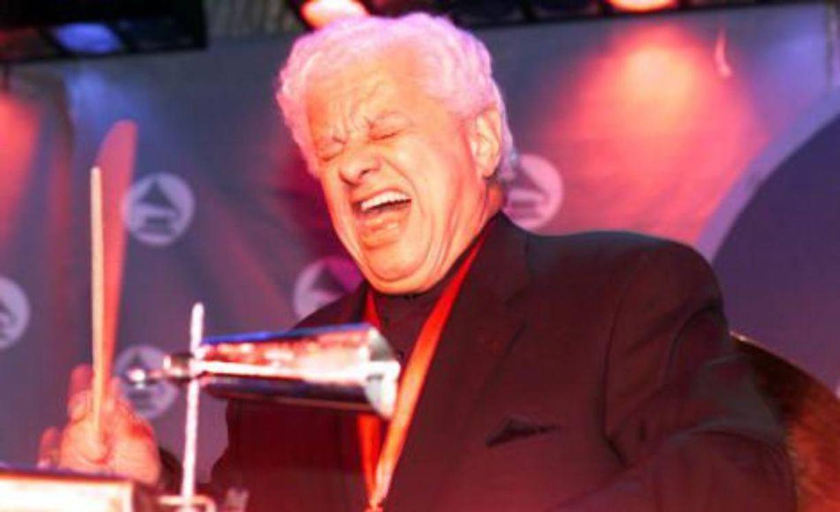 Y es que con la bandera de Puerto Rico y el artista tocando unos instrumentos musicales, recordaron al “Rey de los Timbales” y “El Rey de la música latina”.