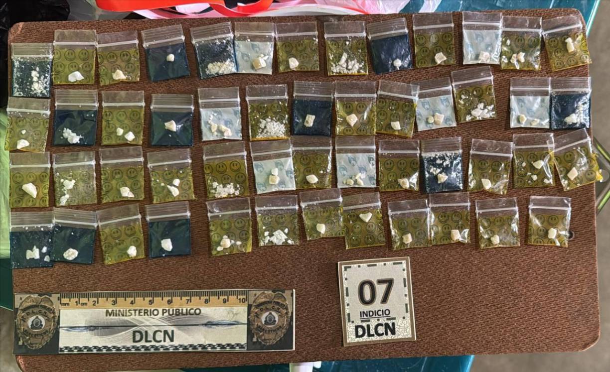 Se capturó a Anderson Francisco Madrid Zúñiga en posesión de 36 onzas de cocaína, tres parches con el logo de la Dirección Policial de Investigaciones (DPI), cuatro cargadores para pistolas, una pistola comercial, 28 dosis de éxtasis, cuatro vehículos y una motocicleta.