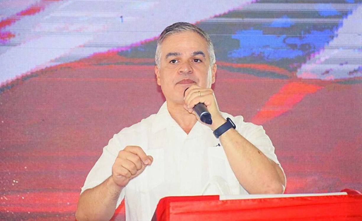 “No lo vamos a convencer de que venga al Partido Liberal para después estarle haciendo triquiñuelas o una trampa de ese tipo”, dijo.