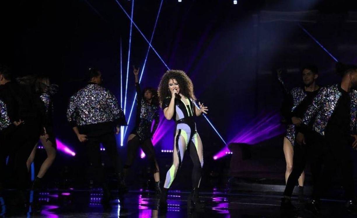 Ha enfrentado diversos retos, cantando pop. 