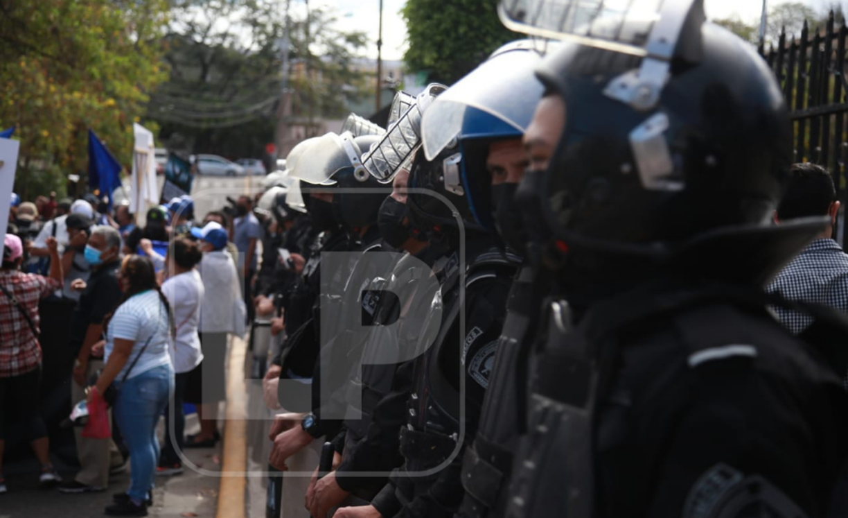 Fuerzas de seguridad permanecen resguardando la entrada de la CSJ.