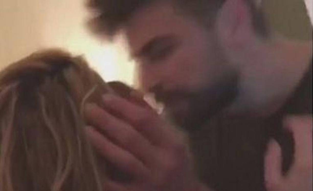 “Una joven rubia de unos 20 años, que está estudiando y trabaja como azafata de eventos”, así describió el periodista Emilio Pérez a la supuesta nueva conquista con la que el futbolista le es infiel a Shakira.