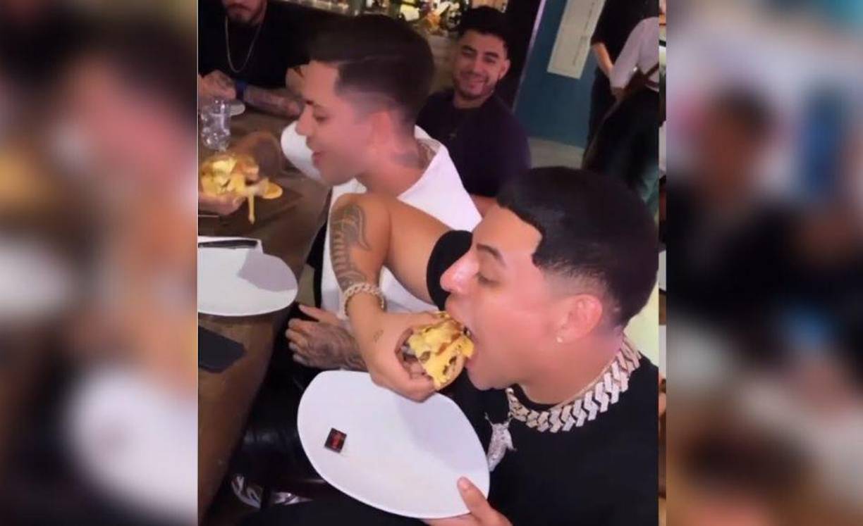 Además, en las imágenes se ven los cantantes disfrutando de unas ricas hamburguesas, pero no de cualquiera, ya que estas eran bañadas en oro comestible y tienen un costo aproximado de 660 dólares, es decir, más de 13 mil pesos, según el canal de YouTube Joe Burgerchallenge.