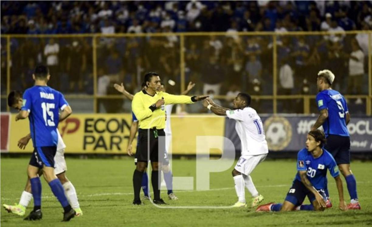 Edwin Solani Solano le reclama al árbitro Walter López.