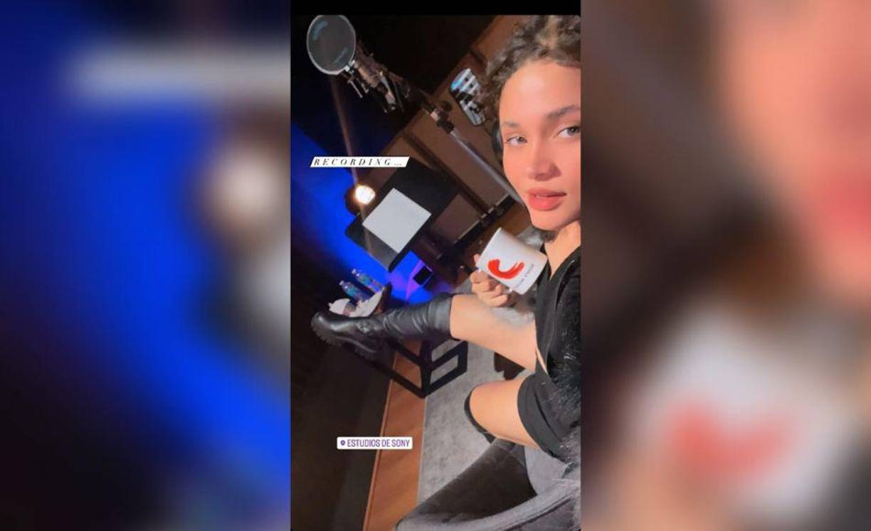 Cesia Sáenz en el estudio de Sony Music.