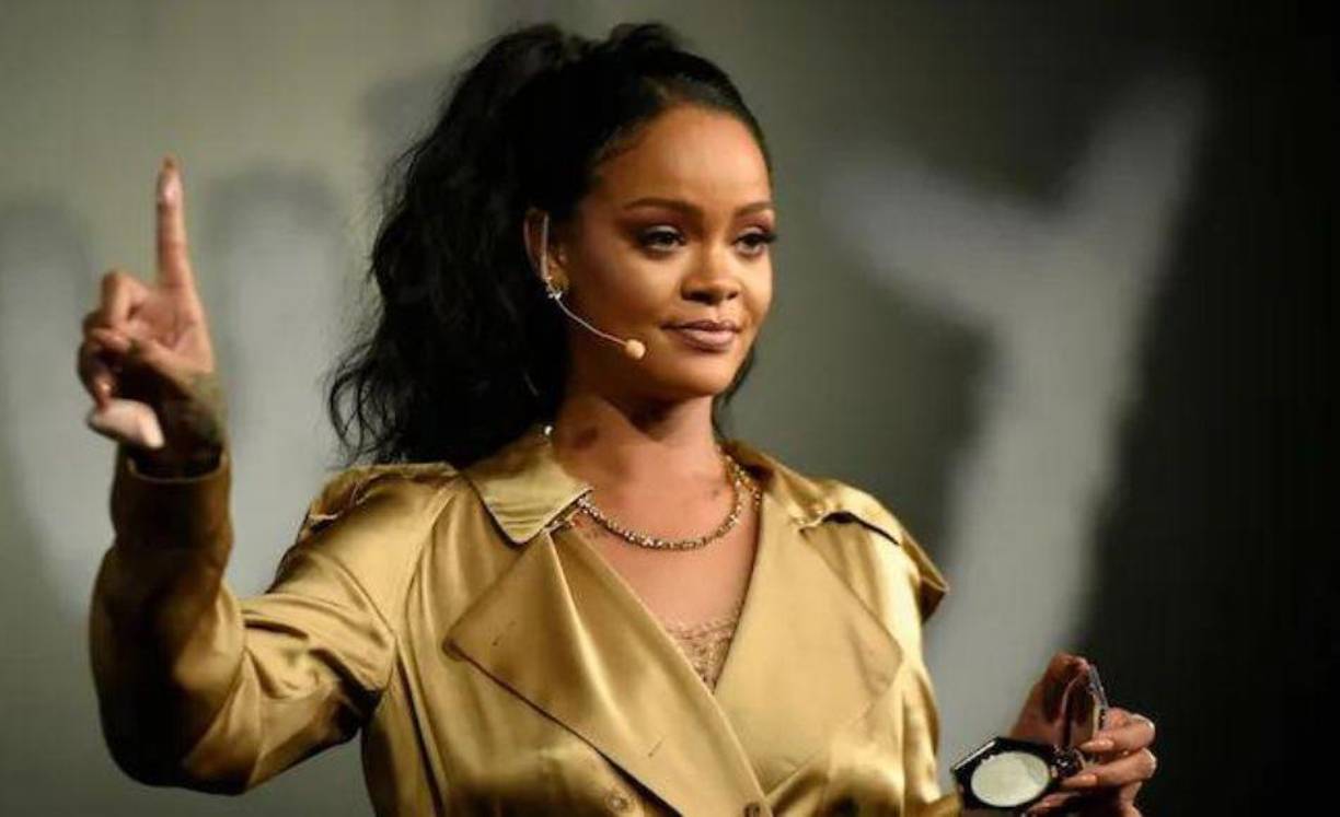 ”R9″, el título provisional que se la ha dado al noveno disco de Rihanna -a la espera de su nombre oficial-, parece que llegará pronto. La NFL anunció en septiembre que<b> la cantante sería la protagonista del esperado espectáculo de la Superbowl, el próximo 12 de febrero en Arizona</b>.