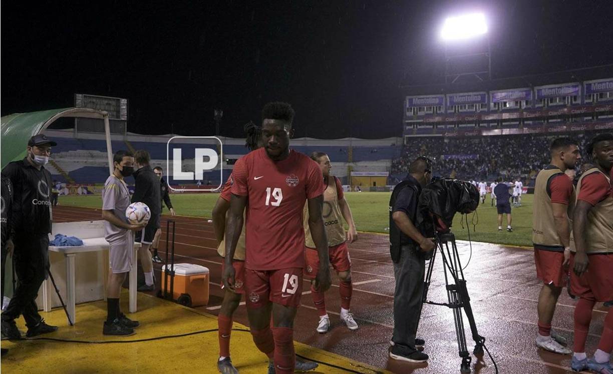 Así salió del campo Alphonso Davies tras el final del primer tiempo del partido. Nada contento.
