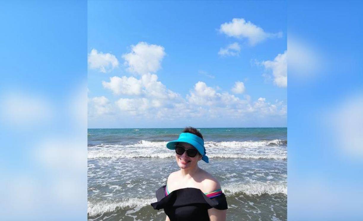 La verdad es que a la congresista se le observa disfrutando del sol, la playa y arena.