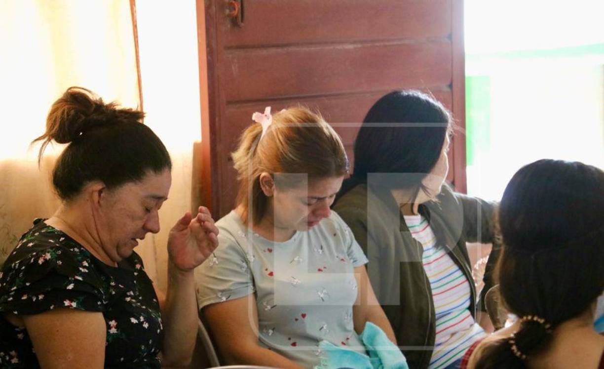 El llanto era incesante, pues nunca imaginaron estar en el velatorio de una niña tan pequeña. Parientes, amigos e incluso compañeritos de escuela de Naomy le acompañaron en un último adiós.