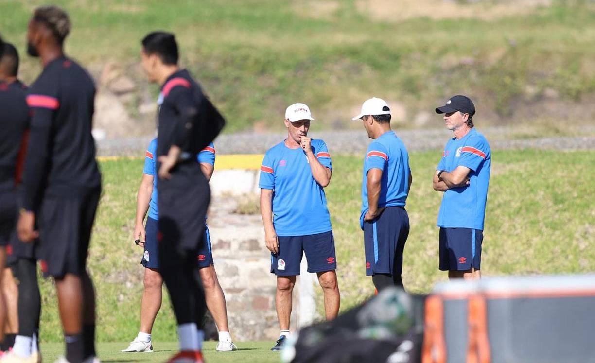Pedro Troglio estuvo conversando con el resto de sus compañeros del cuerpo técnico.