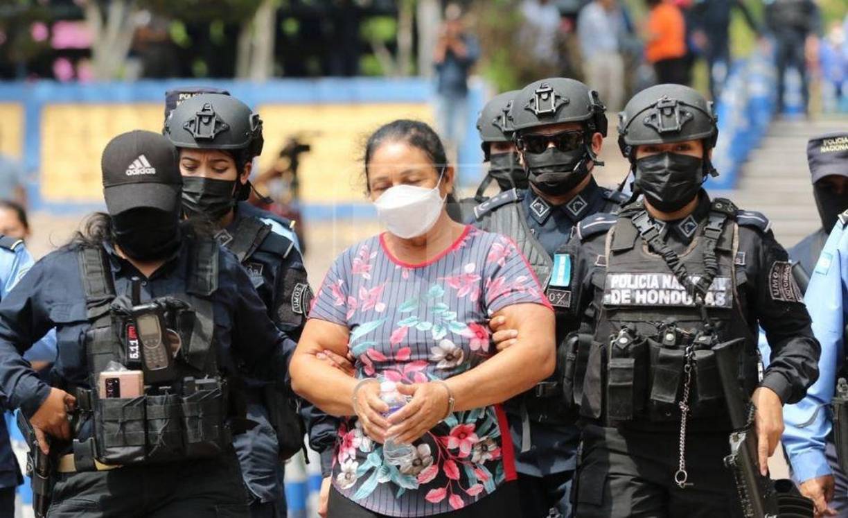 El 2 de mayo Estados Unidos anunció recompensas de hasta cinco millones de dólares por información que permita capturar a Herlinda Bobadilla y a sus hijos Tito Montes Bobadilla y Juan Carlos Montes Bobadilla, narcotraficantes hondureños de un cartel que lleva su apellido.