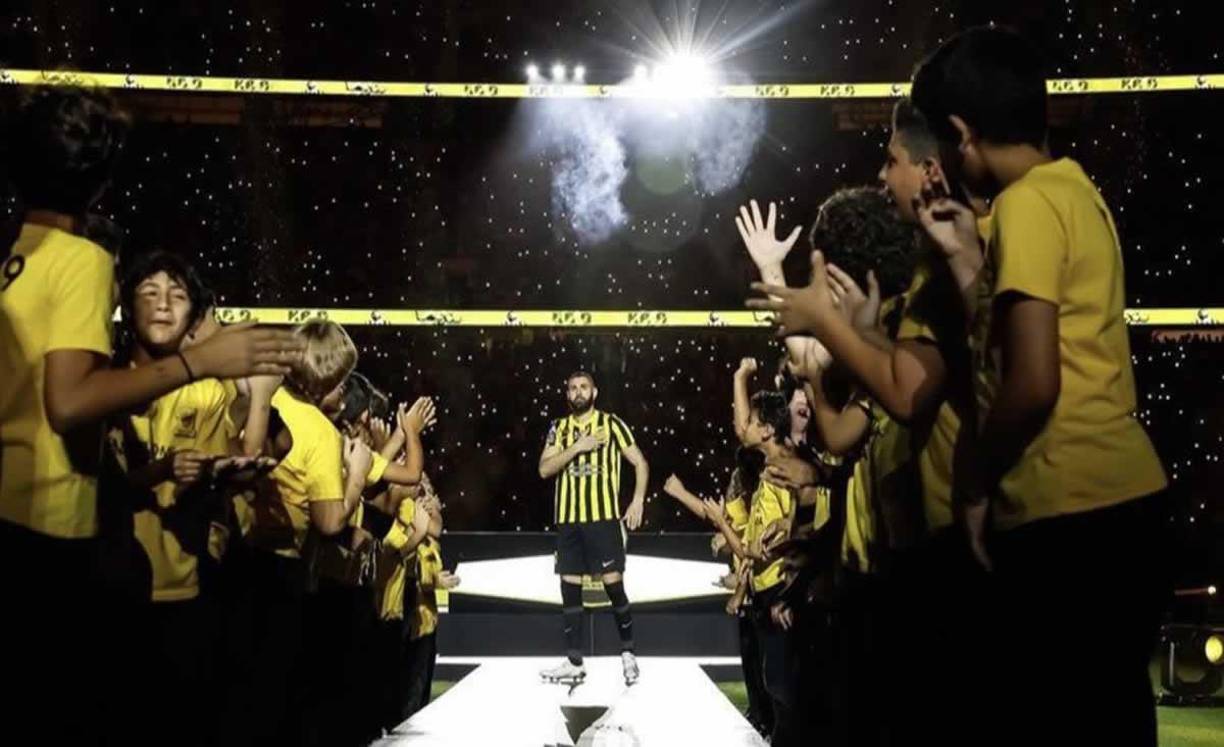 Benzema se dirigió en inglés a los aficionados para darles las gracias, prometiendo conducir al club “al más alto nivel”, antes de dejar caer un “Assalam o aleikum!” a modo de saludo.