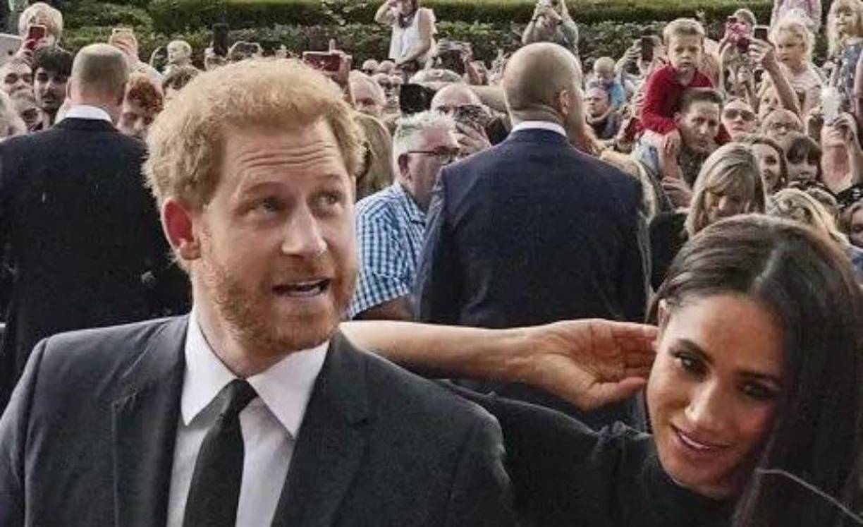 La experta en lenguaje corporal Tonya Reiman le dijo en exclusiva a Fox News Digital que había una “diferencia gigantesca” entre las parejas, que comenzó en la forma en que “se acercaron el uno al otro” y continuó durante la larga caminata mientras Harry sostenía amorosamente la mano de su esposa mientras la recién casada. El Príncipe y la Princesa de Gales designados actuaron más como “reales” con distancia entre la pareja.