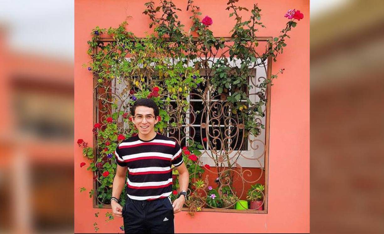 Su cabello corto y su vestuario es todo lo contrario a colo luce en la actualidad.