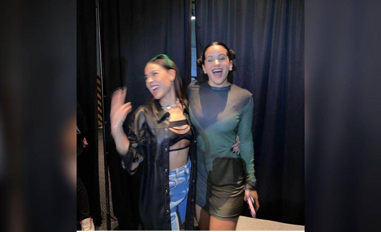 Fue a través de su cuenta de su cuenta de Instagram que Danna Paola compartió las fotografías que se tomó con la española previo al show. En las imágenes ambas lucen visiblemente emocionadas y felices por su encuentro, el cual sellaron con un amistoso abrazo.