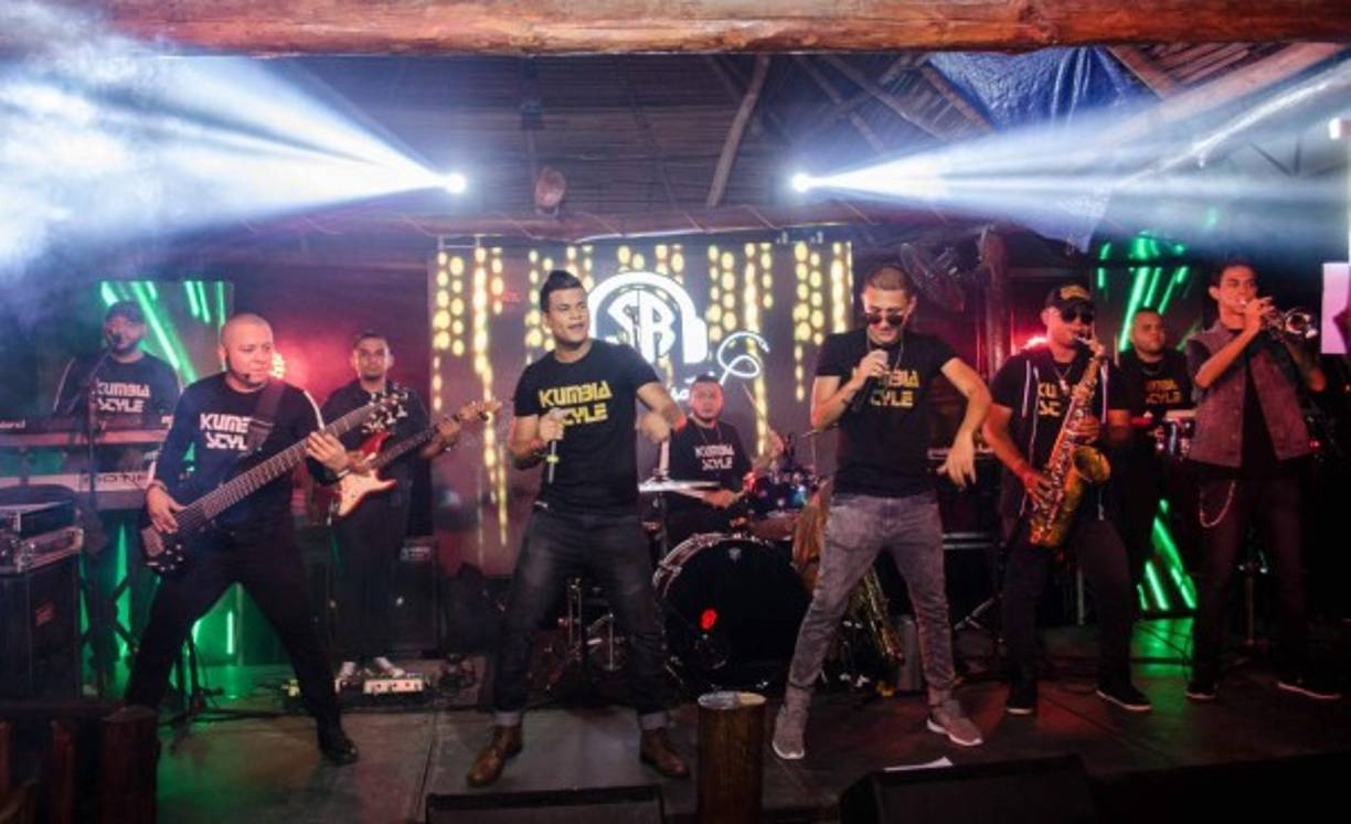 LA VERSÁTIL. La banda tiene una apretada agenda musical en este Feriado Morazánico. Los chicos cantarán este jueves 5 de octubre a las 9:00 pm en el bar y restaurante La Palapa de La Ceiba. La gira continuará el viernes en Telamar Resort a las 10:00 pm, luego el sábado 7 a partir de la 11:00 am se presentará en la Playa Municipal de Puerto Cortés.