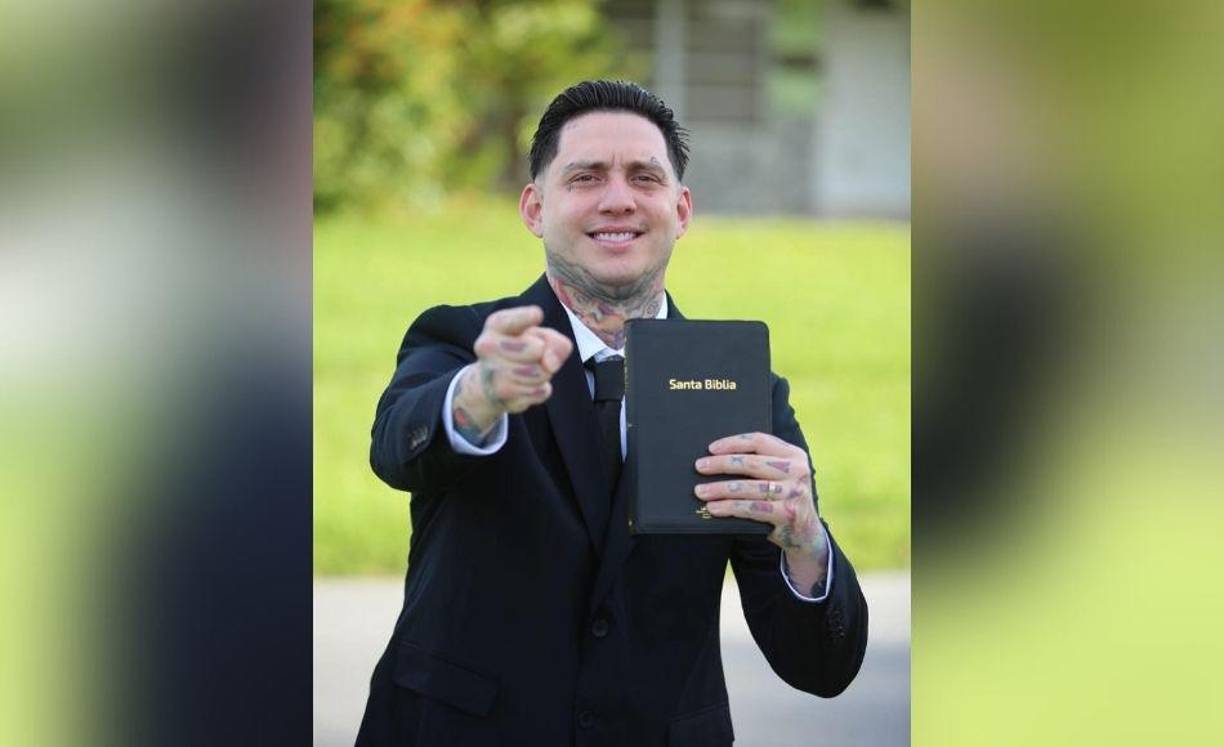 “Muchos se preguntan ¿Qué ha pasado con la carrera (musical) de Lary Over? pues, hoy es el día para decirles que yo me convertí a cristo. Tomé la mejor decisión”, reveló el cantante.