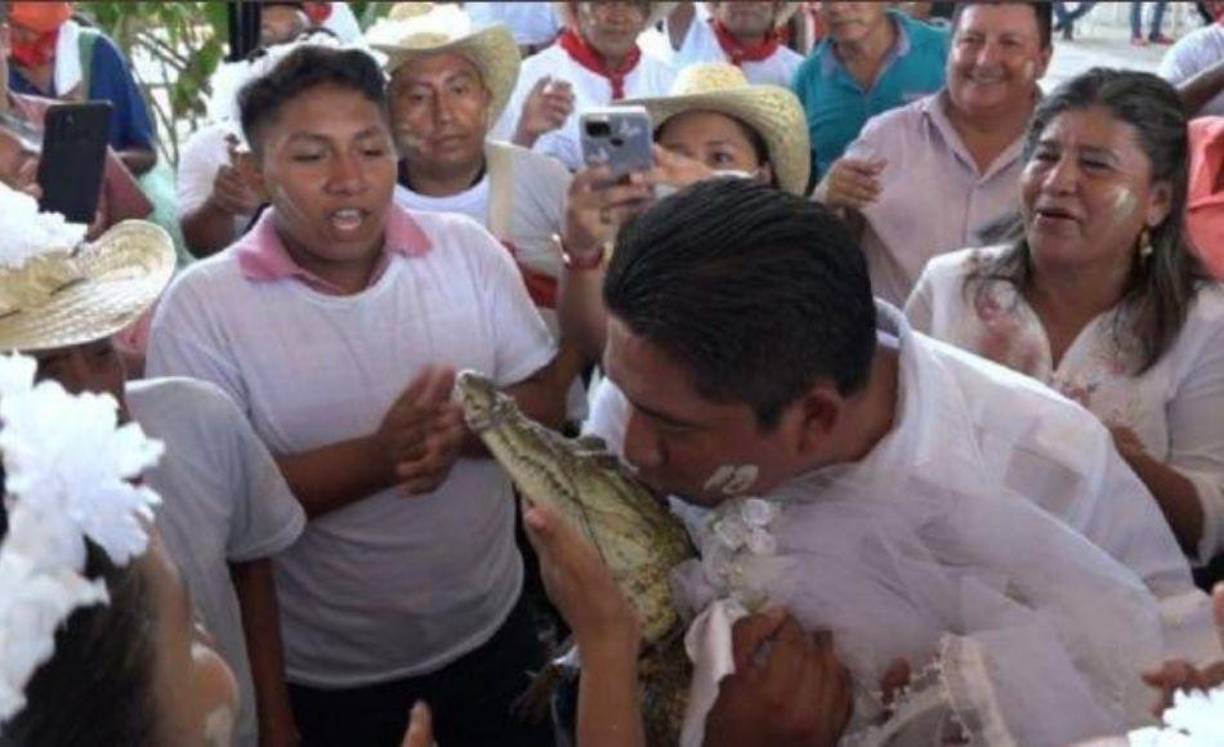  Mientras sonaba la música tradicional, los juerguistas bailaban e imploraban al líder indígena que sellara las nupcias con un beso.