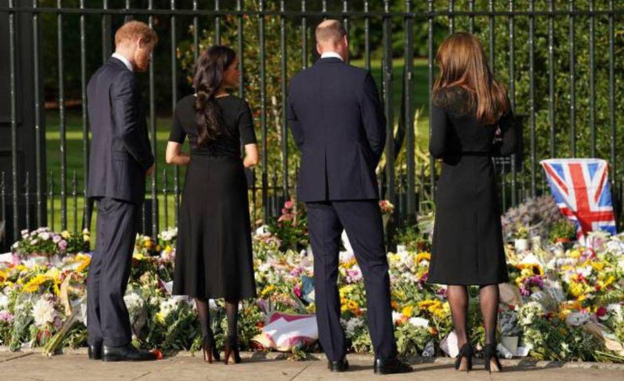 Reiman también notó que las expresiones faciales de Middleton eran más recatadas y realzadas con un instinto de “No me importas”, mientras insistía, “Así es como ha sido criada. Un abrazo de Kate es como si hubiera un muro invisible”.