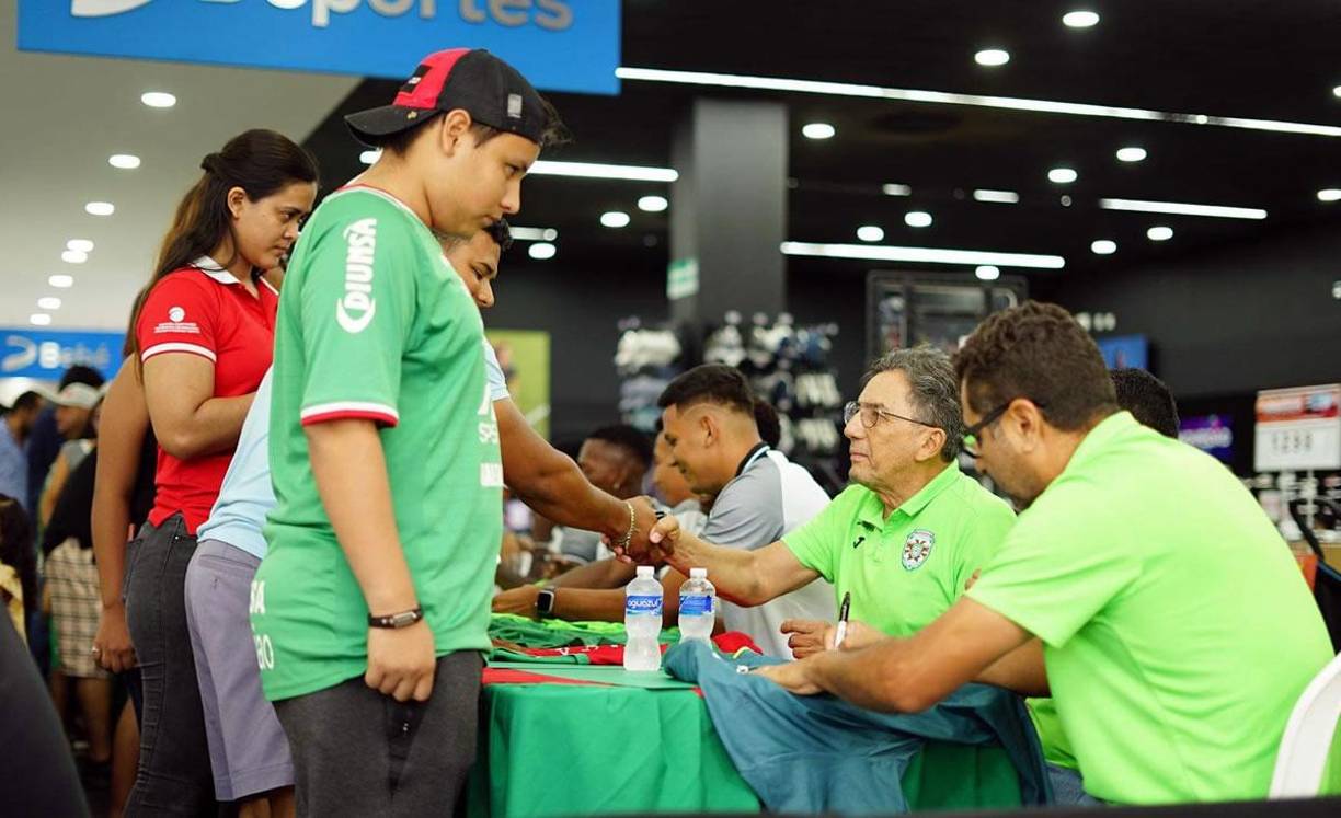 Salomón Nazar fue muy solicitado en la firma de autógrafos.