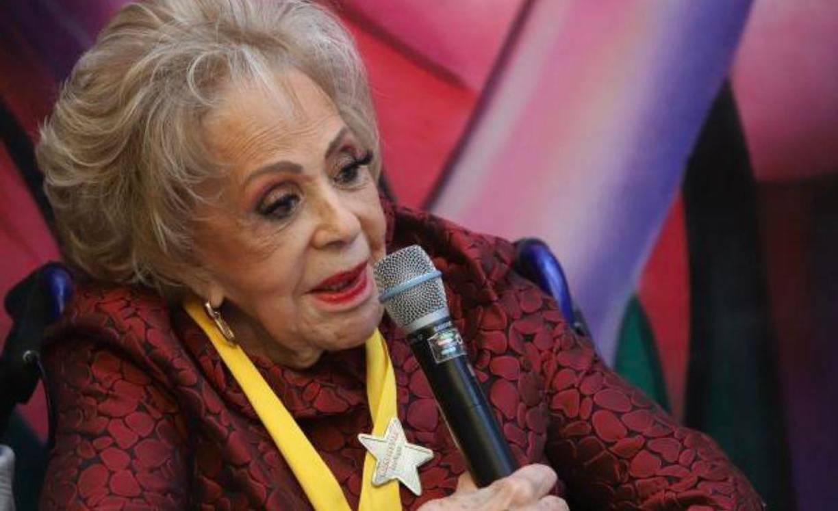 Pues a su edad prefirió enfocarse en su salud. Cabe mencionar que su regreso al teatro fue muy comentado en redes sociales, por lo que decidió dejar la obra de teatro.