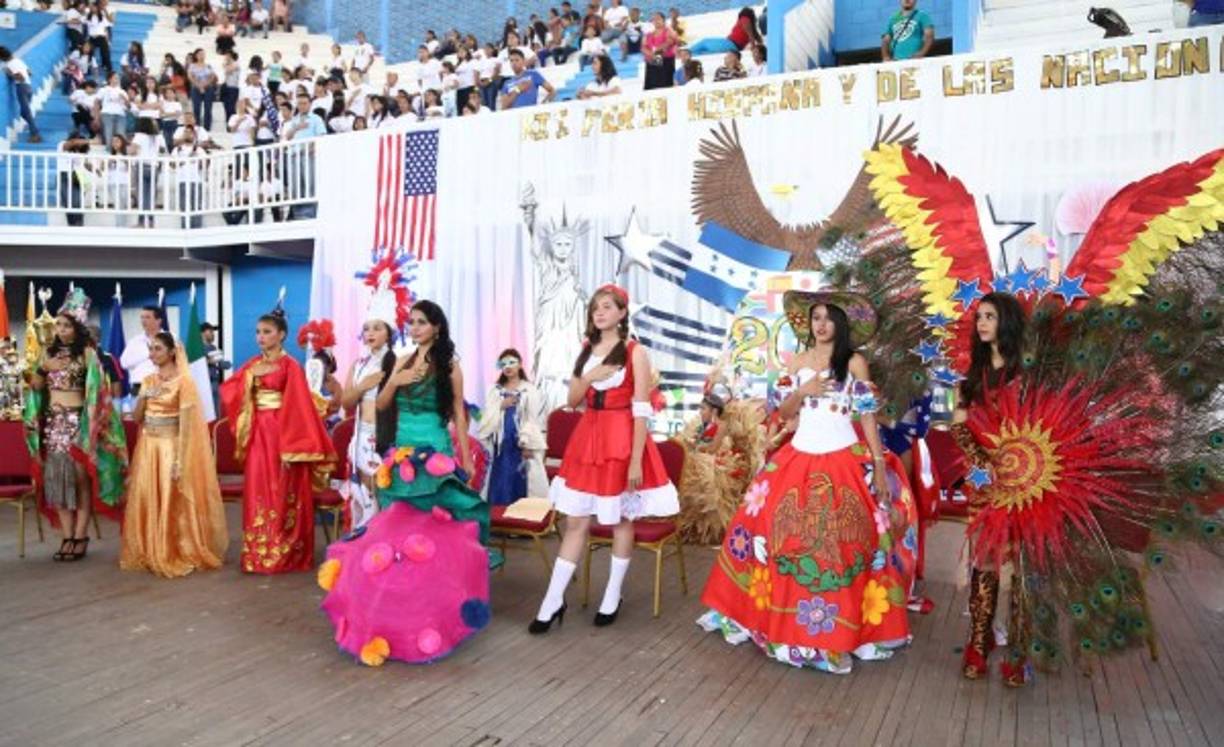Las bellas madrinas juveniles mientras entonando el himno nacional.