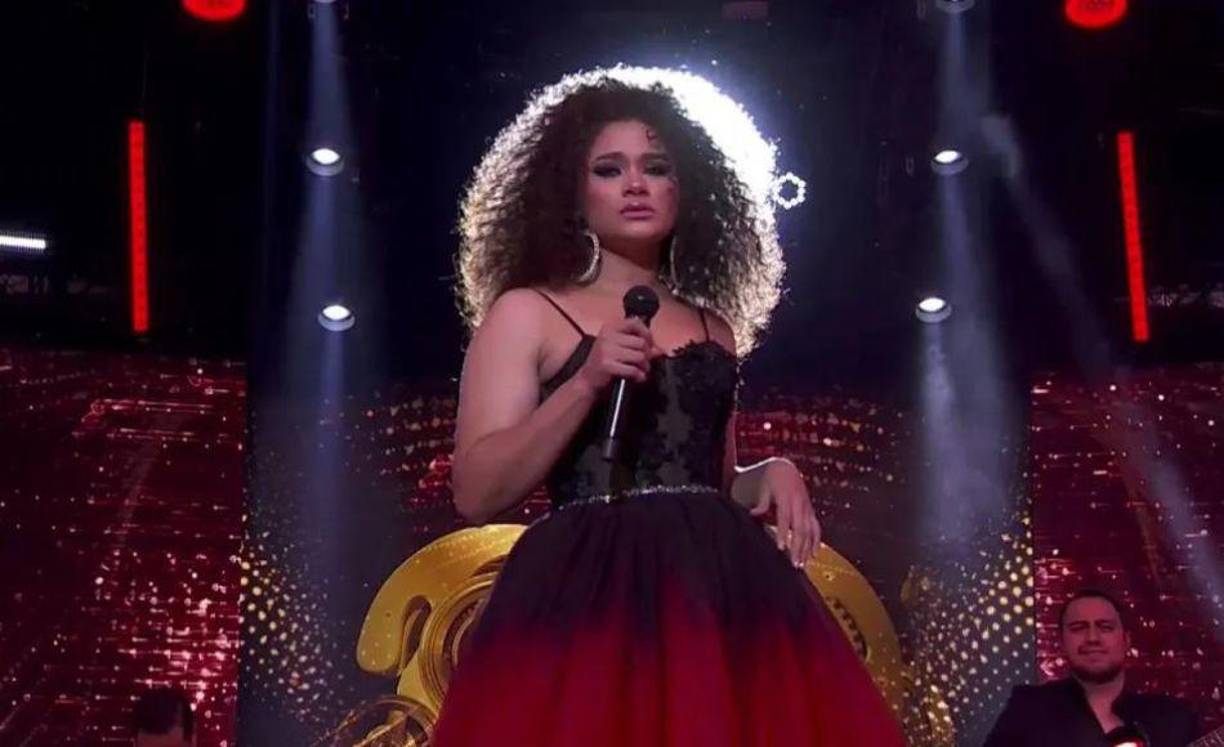 Durante Cesia este cantando en el duelo ingrese a la app.