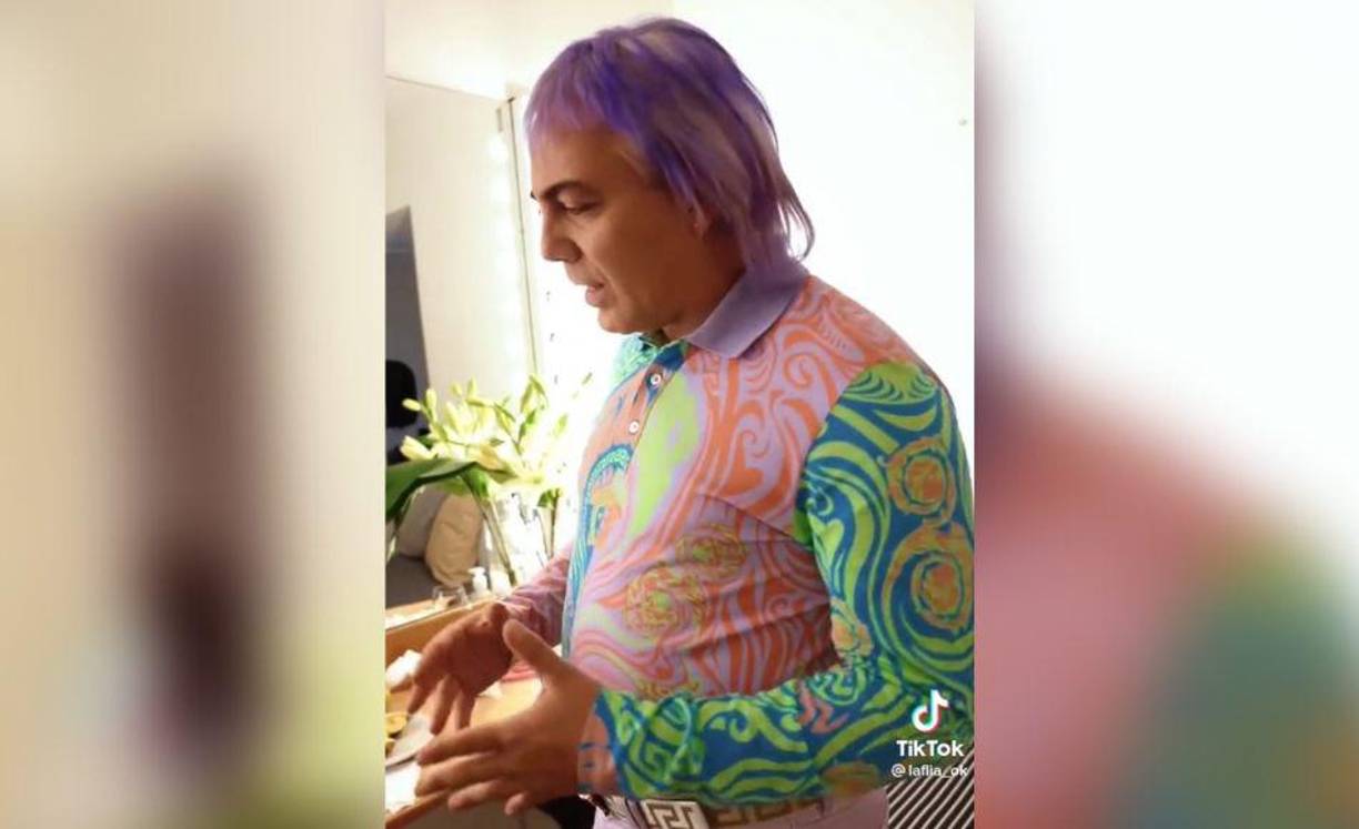 En un video surgido este martes se observa al intérprete mexicano de pie y ante el espejo mostrando el espacio sagrado donde se prepara antes de una actuación.