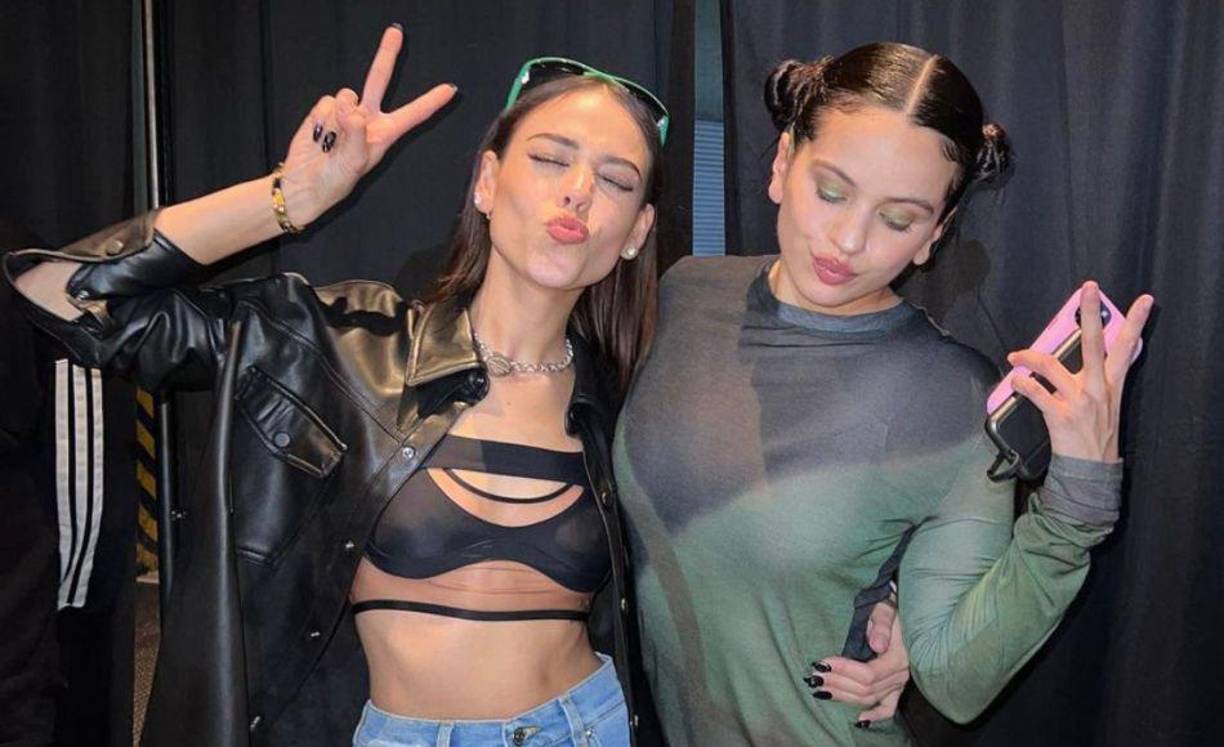 Para el especial momento, Rosalía lució un vestido ceñido corto, de color verde con negro y mangas largas. Mientras que Danna Paola llevó un top ajustado negro, una chaqueta de cuero y unos jeans.