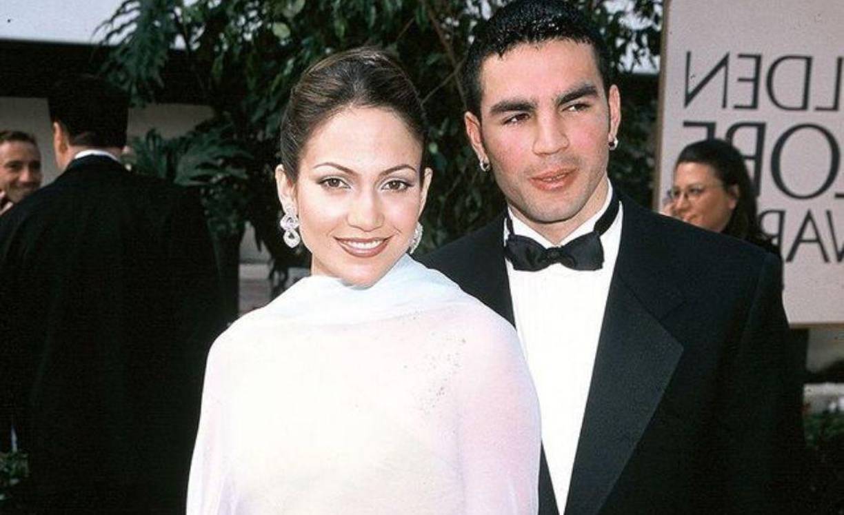 “A Jen le encanta estar enamorada, pero ha estado comprometida seis veces. Ben es el esposo número cuatro. Yo era el esposo número uno y ella me dijo que yo era el amor de su vida. Cuando nos acostamos en nuestra noche de bodas, ella dijo que lo haríamos”. estar juntos para siempre”, dijo.