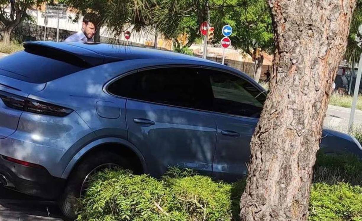 De acuerdo a la revista, los dos autos de la artista y el futbolista se encontraban aparcados en las inmediaciones de su casa en la localidad barcelonesa de Esplugues de Llobregat. Sin embargo, lo más llamativo de aquella inesperada escena era la presencia de una ambulancia. Dentro de ella, se encontraba Shakira, muy nerviosa.