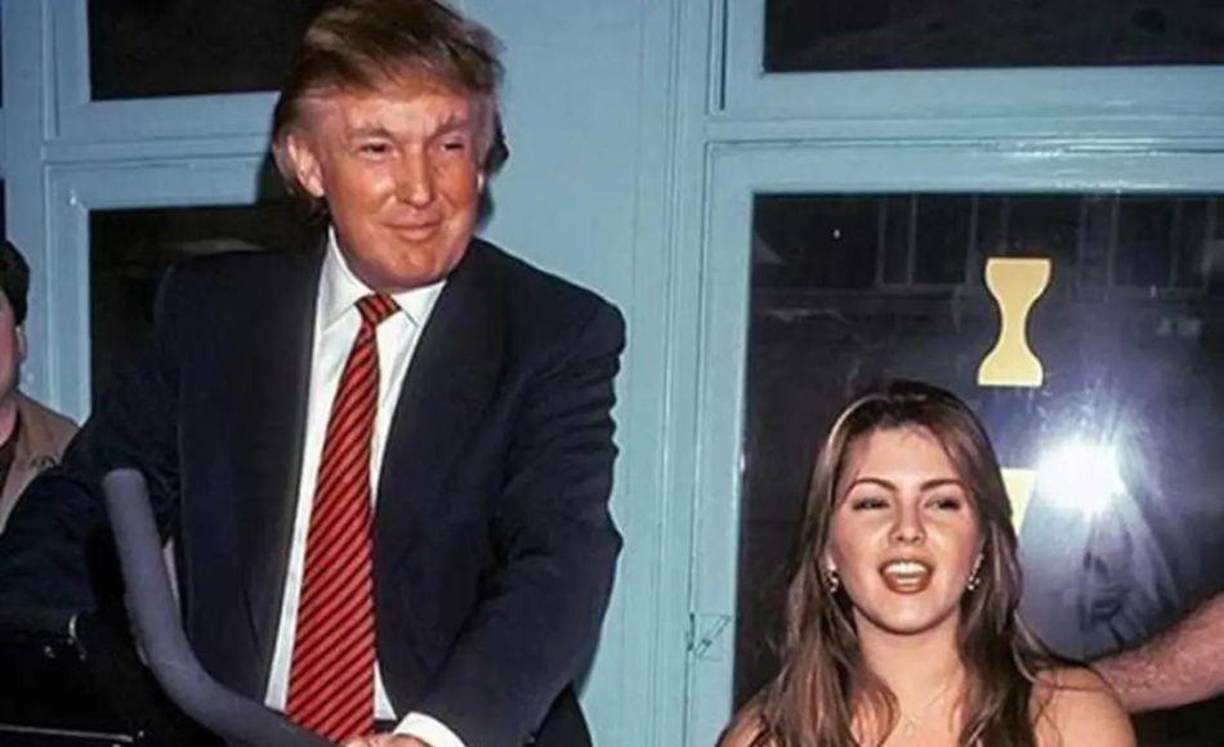 De acuerdo con algunas fuentes, la canción titulada “Desnuda”, sería una respuesta al ex mandatario de Estados Unidos, Donald Trump, quien humilló a la modelo, señalándola como gorda en frente de la prensa y que sin duda indignó a muchas personas.