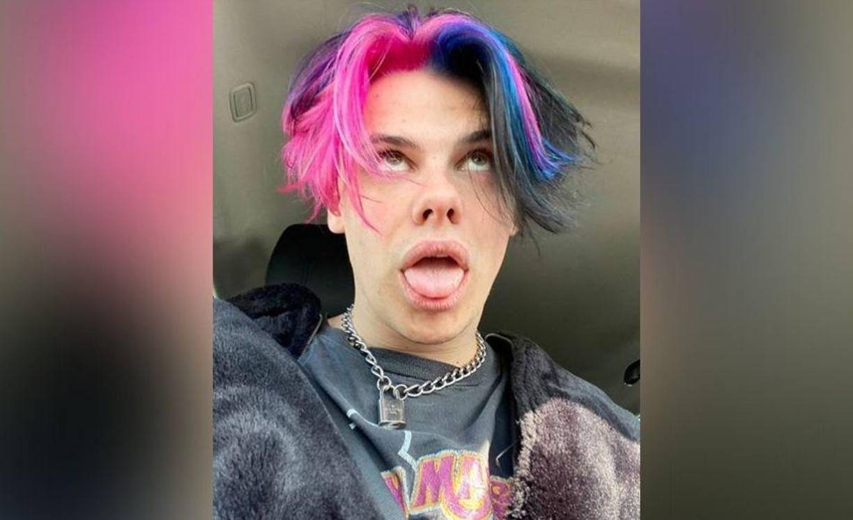Mientras hablaba con Attitude en 2020, el cantautor Yungblud se declaró como pansexual y poliamoroso, y dijo: “Quiero a todo el mundo, me atrae todo el mundo”. 
