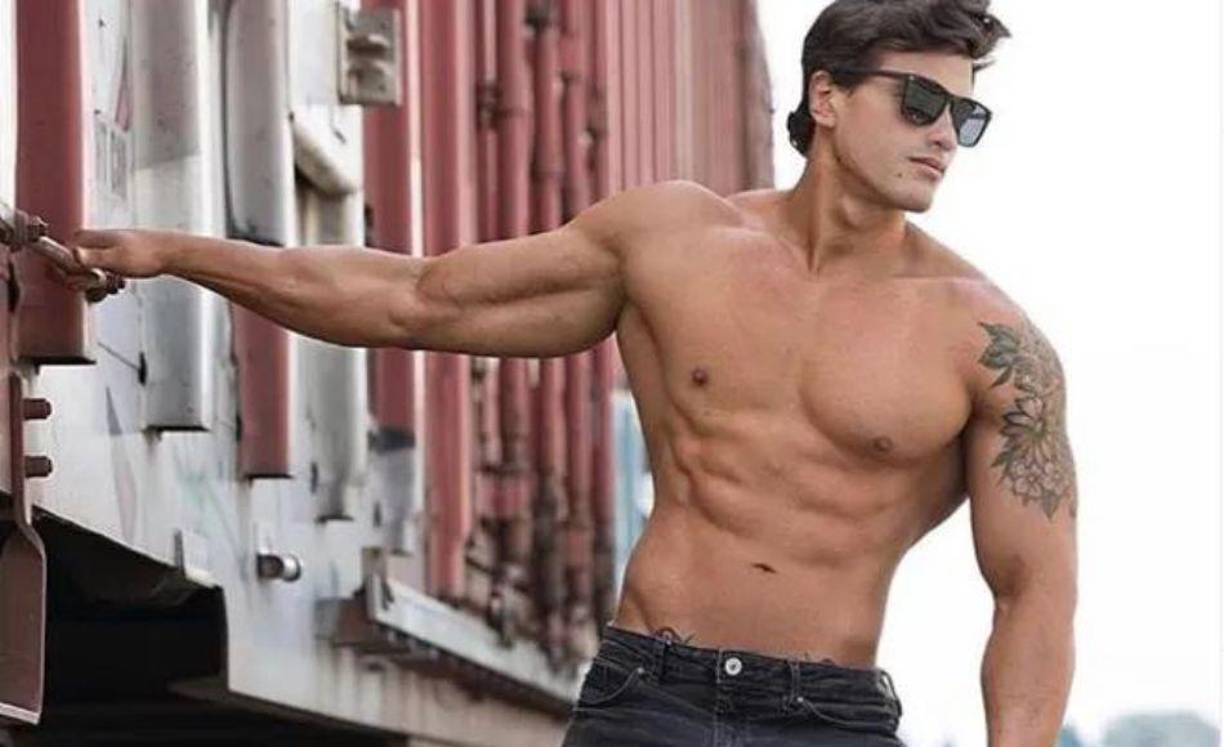 “Me detectaron un pequeño cáncer de mama, sí, a los hombres también nos da”, escribió.