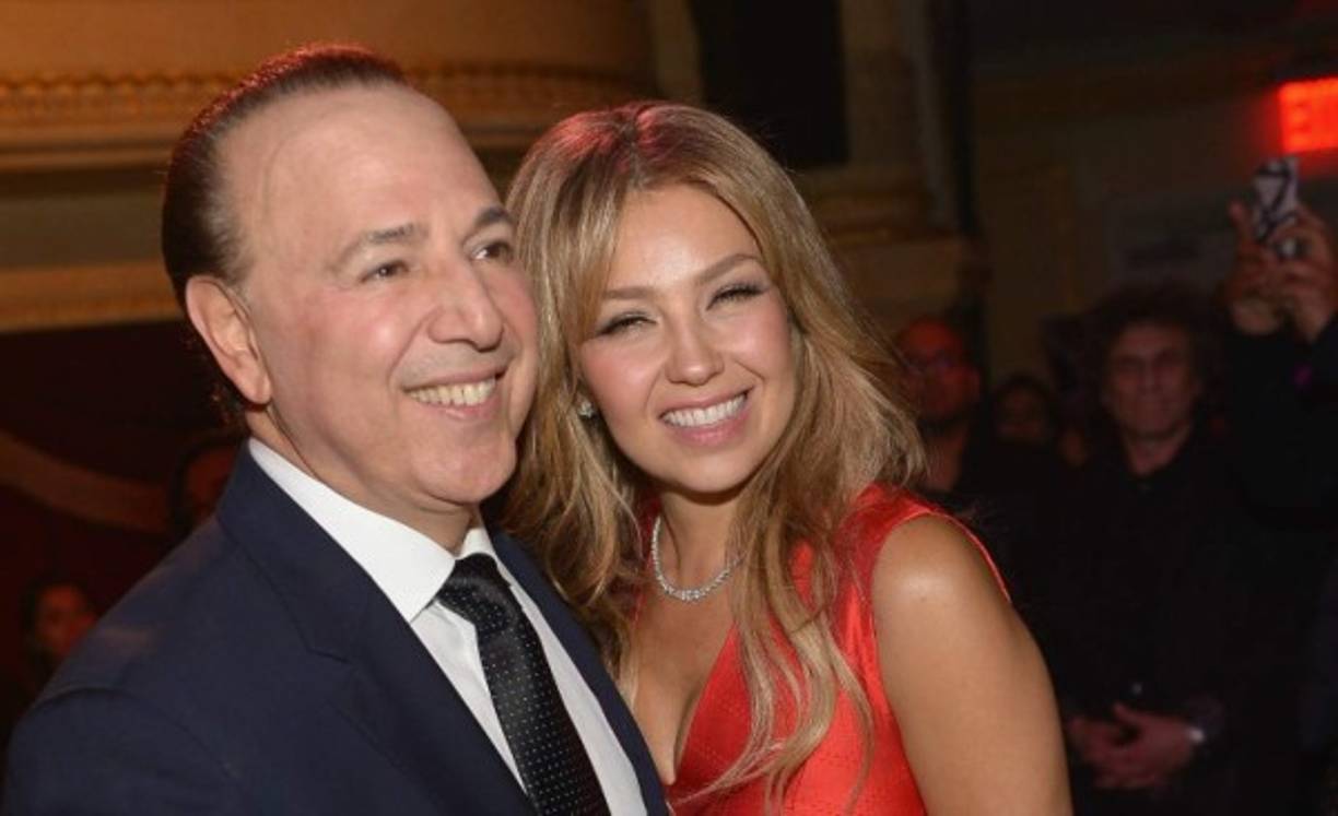 Tommy Mottola y Thalía.<br/>Mottola también se ha relacionado con las cantantes más deseadas del mundo, en los años noventas estuvo casado con Mariah Carey y actualmente con Thalía. La cantante y el empresario tienen dos hijos: Sabrina Sakaë y Matthew Alejandro.<br/>