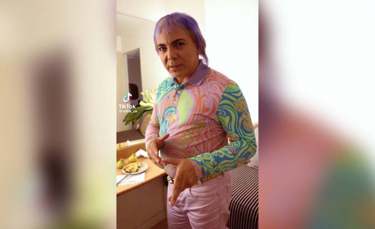 El hijo de Verónica Castro ha causado sorpresa al aparecer con cabellera morada y traje de colorines para mostrar su “camarín” a los fans.