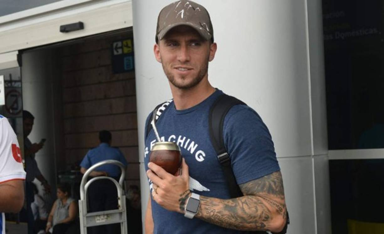 Esteban Espíndola: El defensor argentino señaló que lamentó su salida del Olimpia, señaló que clubes como Marathón y Motagua lo han pretendido. 'No he firmado con nadie, estuve recibiendo unos llamados y hay varios intereses, pero todavía no hemos cerrado nada en concreto, calculo que en los próximos días estaremos definiendo algo', dijo.