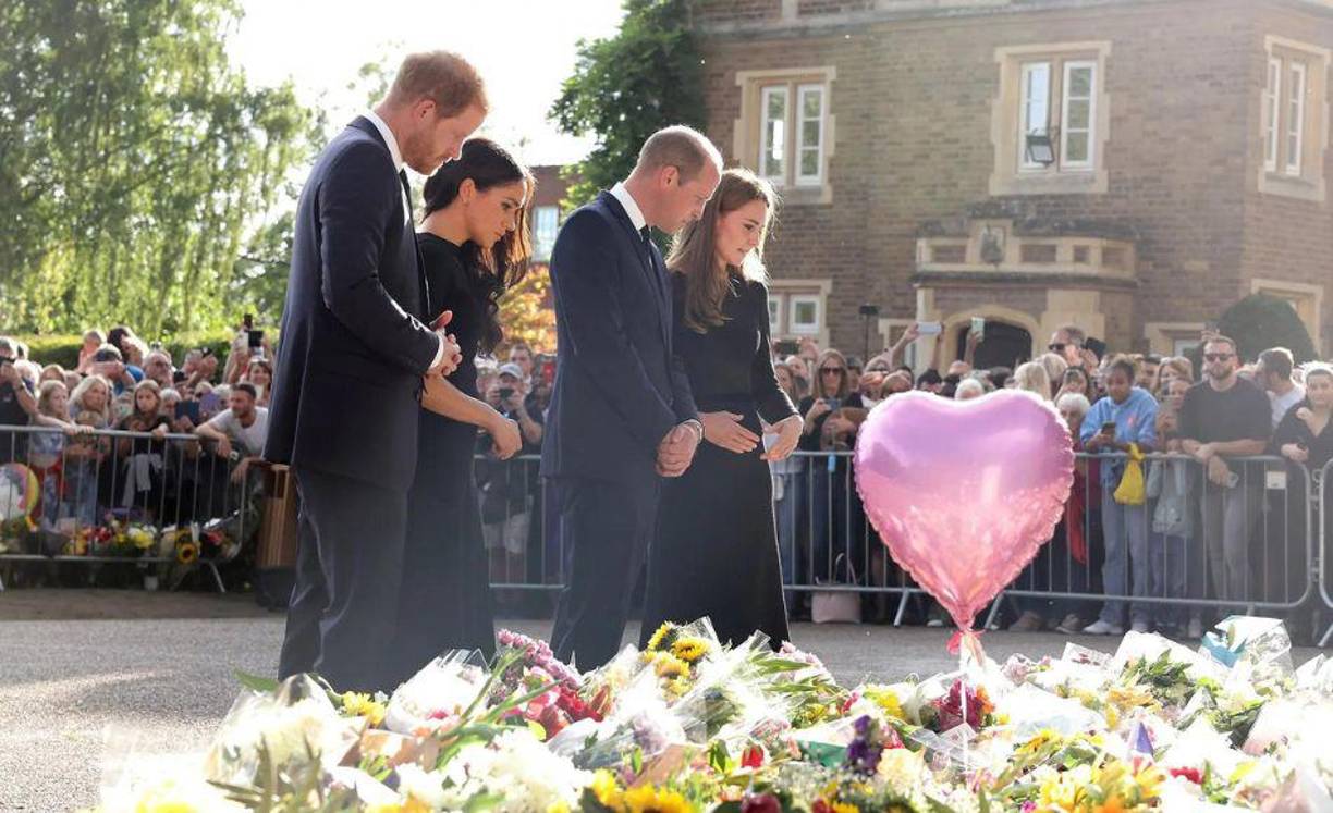 “Él siempre hace esto, es un nivel de comodidad cruzar los brazos y cuando cruzamos los brazos sobre nuestro cuerpo, es para ayudarnos a sentirnos menos vulnerables. Cuando veo esto, no veo incomodidad por parte de Harry, pero siento vulnerabilidad”, dijo Reiman. 