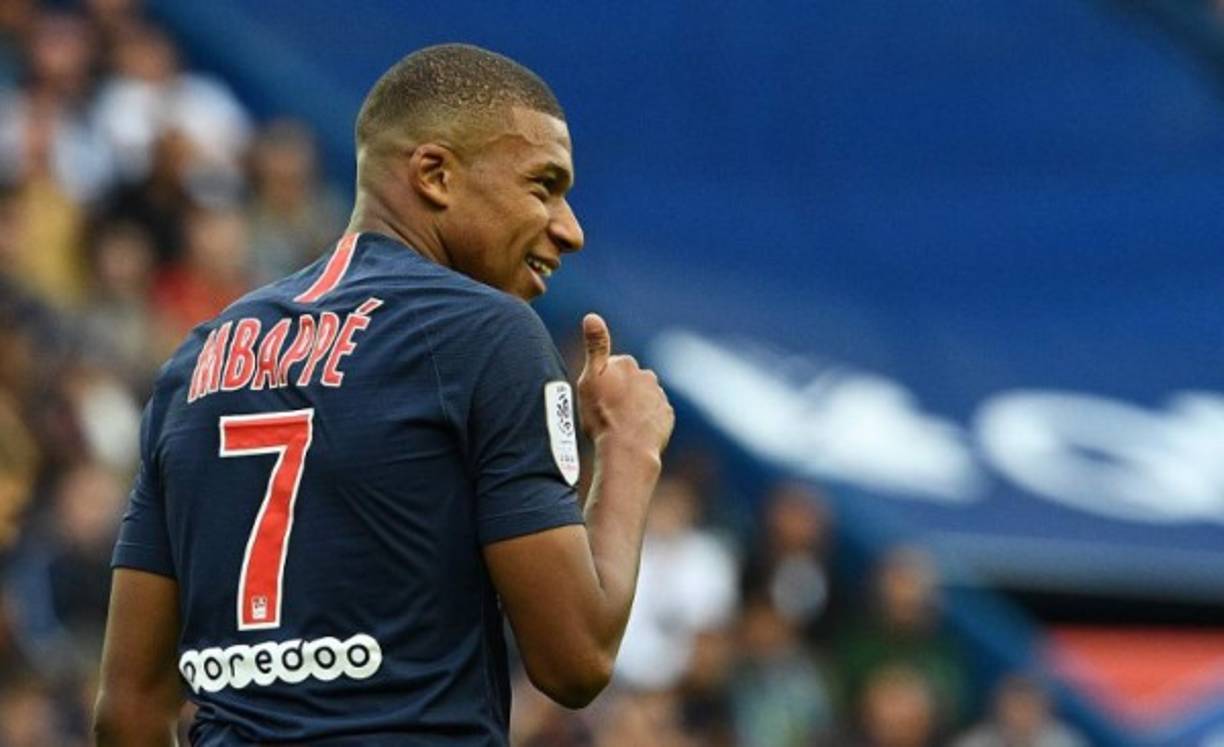 Mbappe: Bombazo. El Real Madrid espera que UEFA sancione a PSG por incumplimiento en el juego limpio financiero, lo que obligaría al club parisino a vender una de sus estrellas y medios señalan que el atacante francés podría llegar al club merengue.
