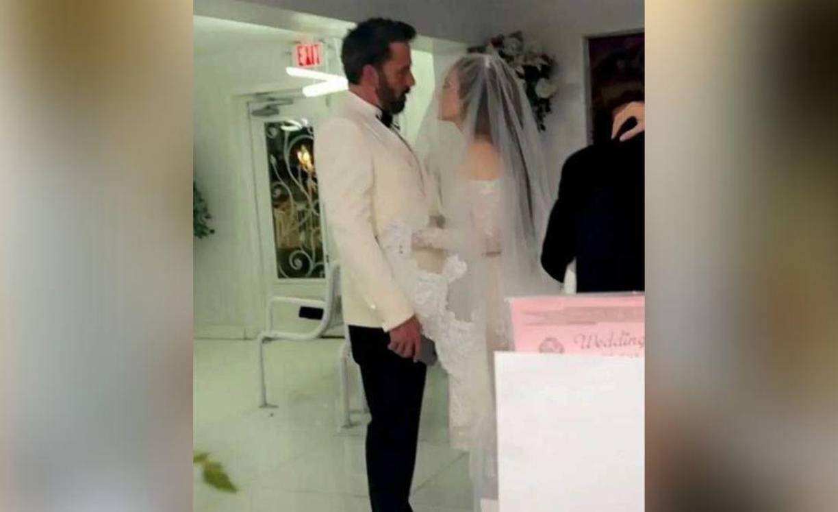 “He tenido este vestido durante tantos años”, escribió, refiriéndose a su conjunto clásico. “Y lo he estado guardando, guardando, guardando, y ahora lo estoy usando el día de mi boda”.